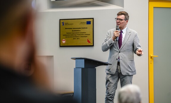 60-lecie Wydziału Budownictwa i Architektury Politechniki Lubelskiej. Zjazd absolwentów, odsłonięcie rzeźby koziołka lubelskiego o imieniu Stach.
